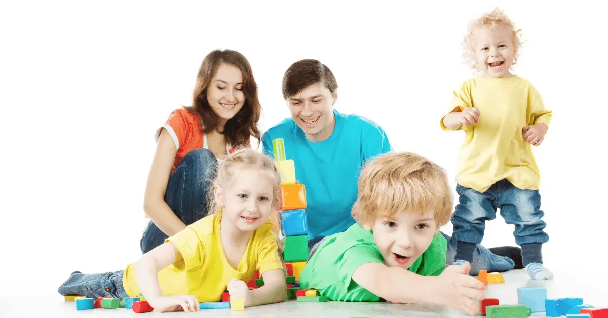 Rodzina wspólnie bawi się klockami edukacyjnymi